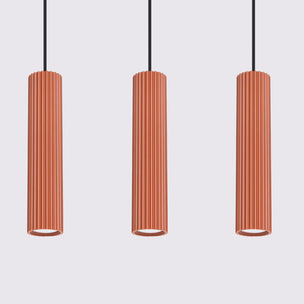 Gros plan sur le culot GU10 d'un abat-jour de la suspension Oslo 3 lumières rouge ocre