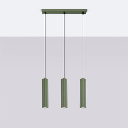 Suspension Oslo 3 lumières vert suspendue au plafond, rendu sur fond dégradé clair