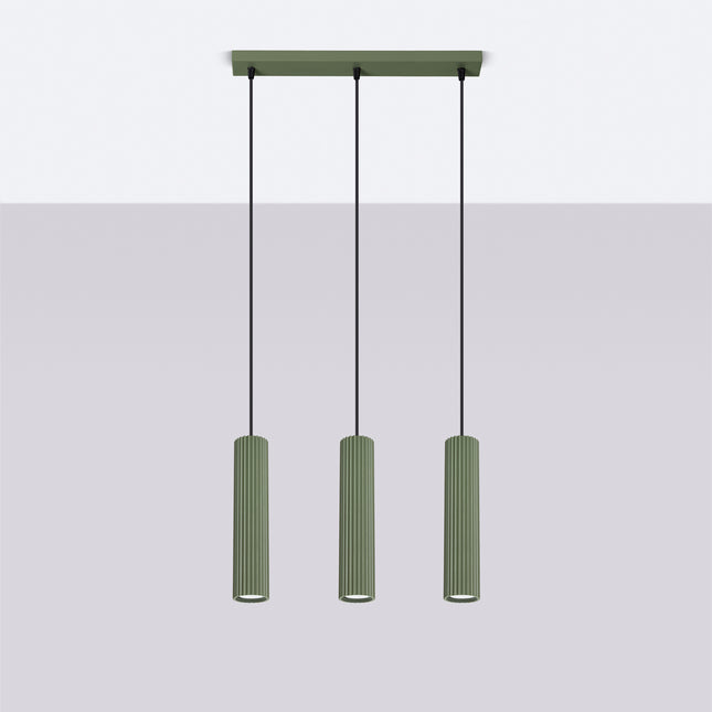 Suspension Oslo 3 lumières vert suspendue au plafond, rendu sur fond dégradé clair
