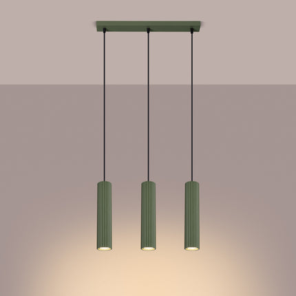 Suspension Oslo 3 lumières vert suspendue au plafond, rendu sur fond dégradé plus sombre