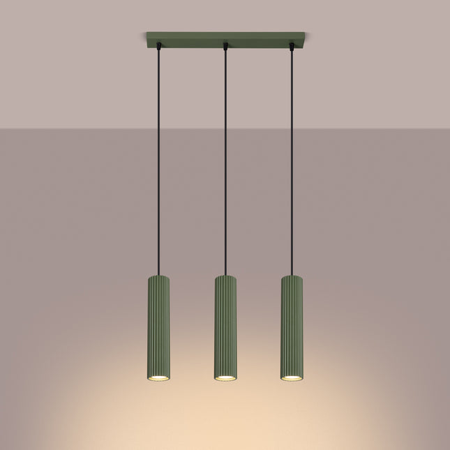 Suspension Oslo 3 lumières vert suspendue au plafond, rendu sur fond dégradé plus sombre
