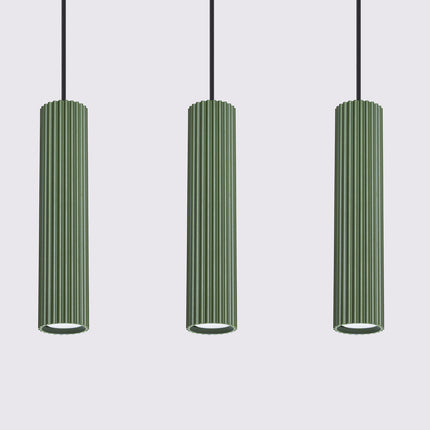 Gros plan sur le culot GU10 d'un abat-jour de la suspension Oslo 3 lumières vert