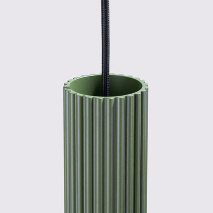 Détail de la finition nervurée d'un abat-jour cylindrique vert sauge de la suspension Oslo