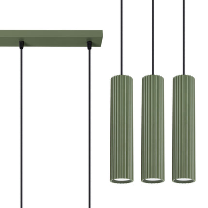 Suspension Oslo 3 lumières vert sauge sur fond blanc, vue de face avec les trois abat-jour alignés