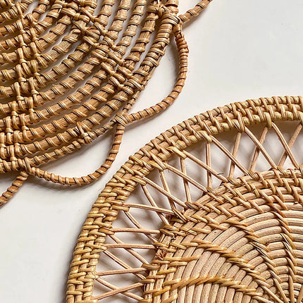 Panier rond en rotin tressé décorant une chambre à l'esprit nature