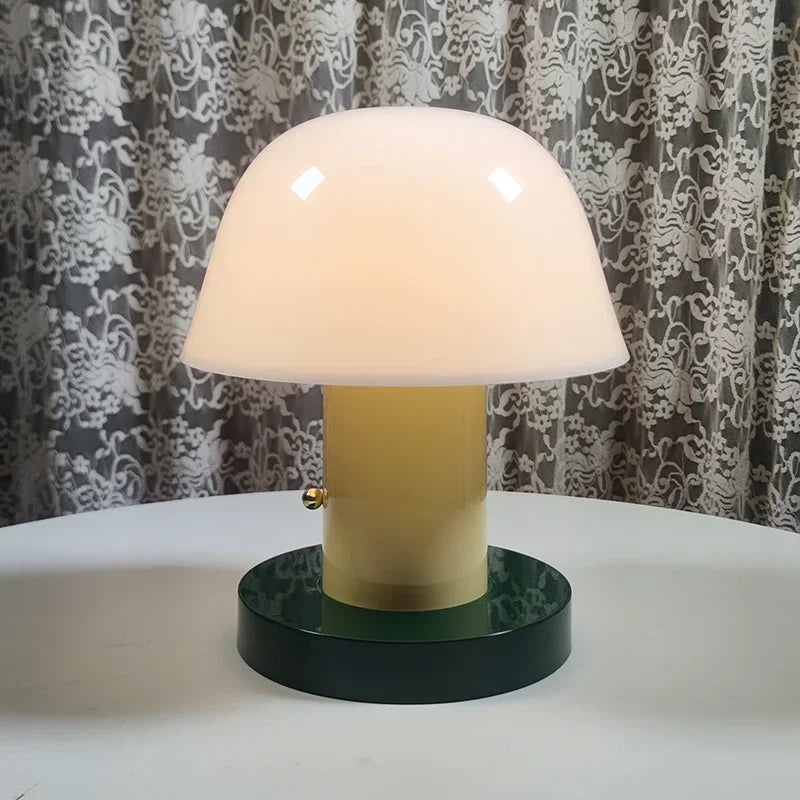 Petite lampe LED tactile au style danois, pour un éclairage chaleureux et pratique dans la maison.