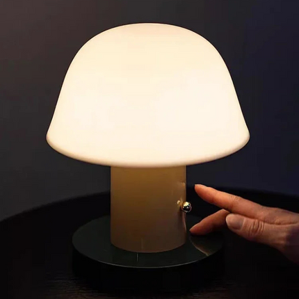 Lampe tactile LED sans fil danoise déclinée en plusieurs coloris au design épuré.