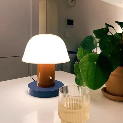 Lampe LED tactile au design nordique, pratique et portable pour une ambiance intime.