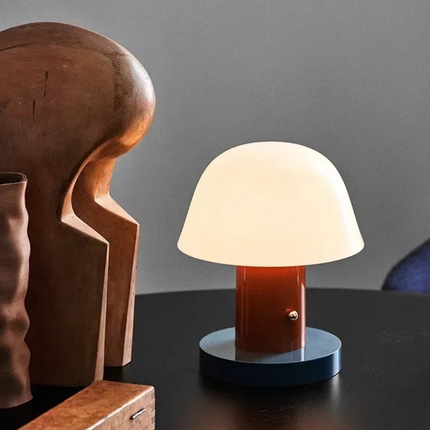 Lampe LED danoise tactile sans fil au design nordique pour une ambiance moderne.