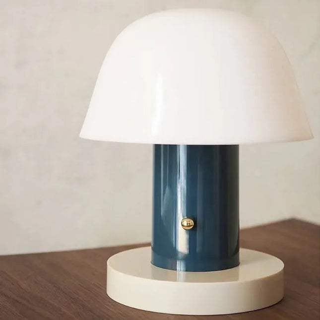 Lampe tactile LED sans fil danoise à l'éclairage doux et au design épuré.
