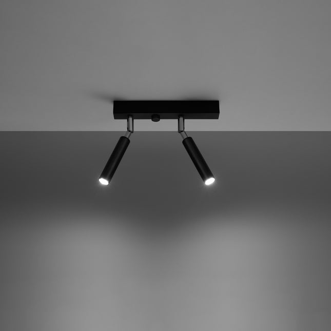 Plafonnier 2 spots acier noir allume au plafond, faisceaux de lumiere diriges vers le bas