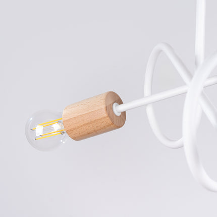 plafonnier 3 bras bouclés en bois et métal blanc, vue sur fond coloré