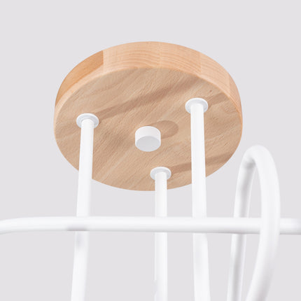 plafonnier 3 bras bouclés en bois et métal blanc, détail de la fixation