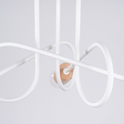 plafonnier 3 bras bouclés en bois et métal blanc, mécanisme de montage