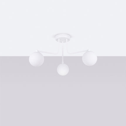 plafonnier 3 globes opale sur bras blanc, vue en situation
