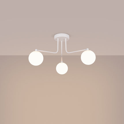 plafonnier 3 globes opale sur bras blanc, lumière allumée