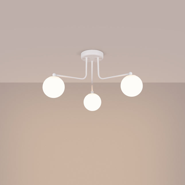 plafonnier 3 globes opale sur bras blanc, lumière allumée