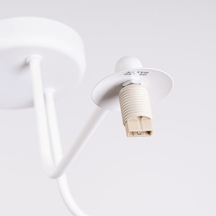 plafonnier 3 globes opale sur bras blanc, vue sur fond coloré