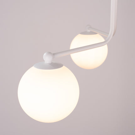 plafonnier 3 globes opale sur bras blanc, vue de détail