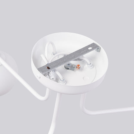 plafonnier 3 globes opale sur bras blanc, packshot de trois quarts