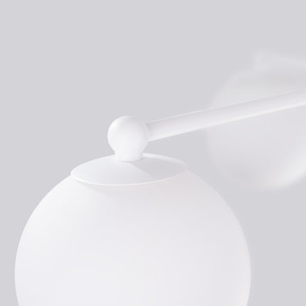 plafonnier 3 globes opale sur bras blanc, détail de la matière