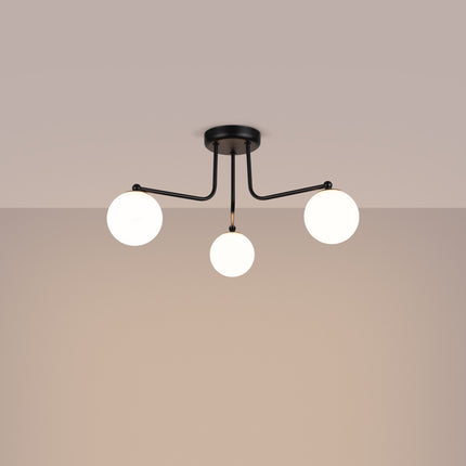 plafonnier 3 globes opale sur bras noir, lumière allumée
