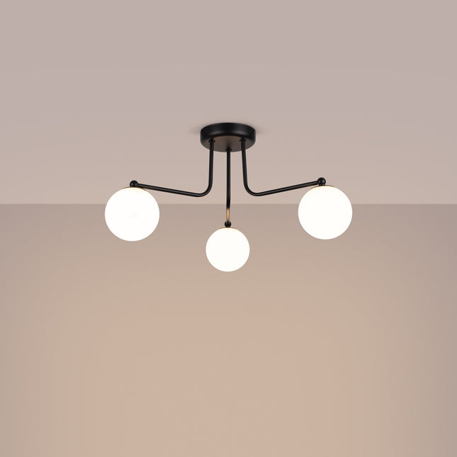 plafonnier 3 globes opale sur bras noir, lumière allumée
