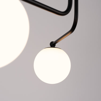 plafonnier 3 globes opale sur bras noir, vue de détail