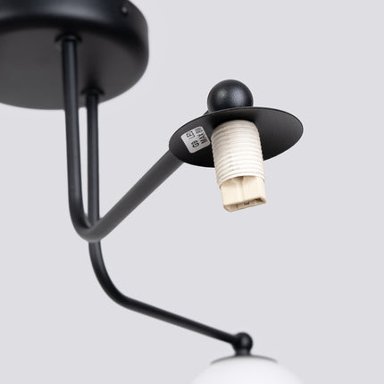 plafonnier 3 globes opale sur bras noir, détail de la matière