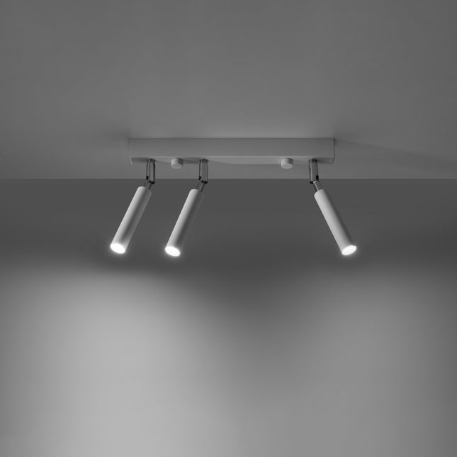 Plafonnier 3 spots acier blanc allumé, faisceaux lumineux dirigés vers le sol