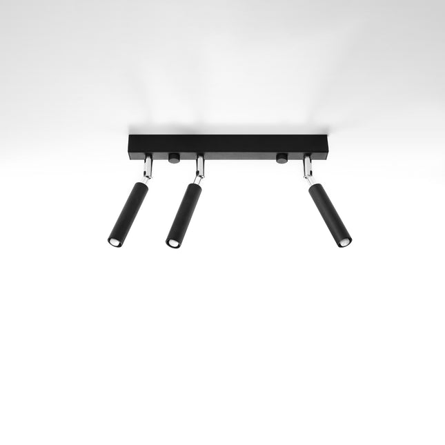 Plafonnier 3 spots orientables en acier noir mat, vu de face, spots cylindriques dirigés vers le bas