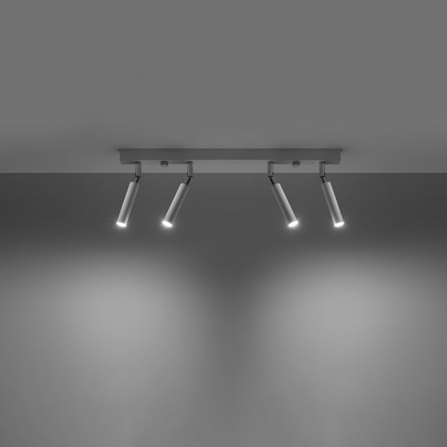 Plafonnier 4 spots acier blanc allumé, faisceaux LED dirigés vers le sol