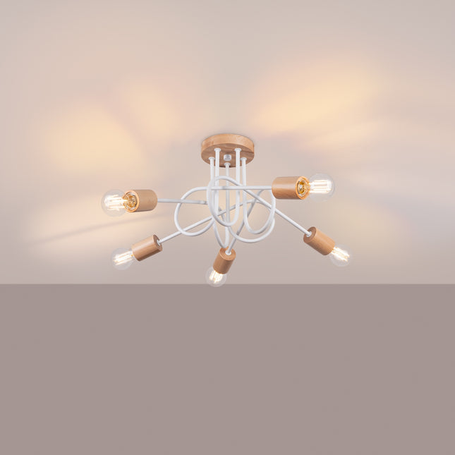 plafonnier 5 bras bouclés en bois et métal blanc, lumière allumée