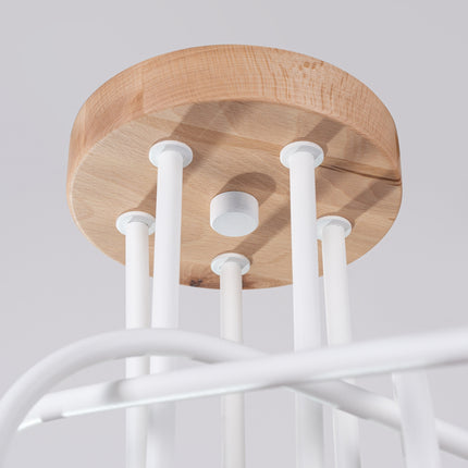 plafonnier 5 bras bouclés en bois et métal blanc, vue sur fond coloré