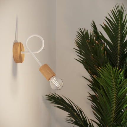 plafonnier 5 bras bouclés en bois et métal blanc, intérieur contemporain