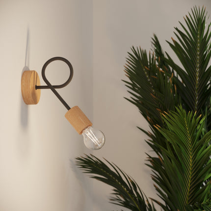 plafonnier 5 bras bouclés en bois et métal noir, intérieur contemporain