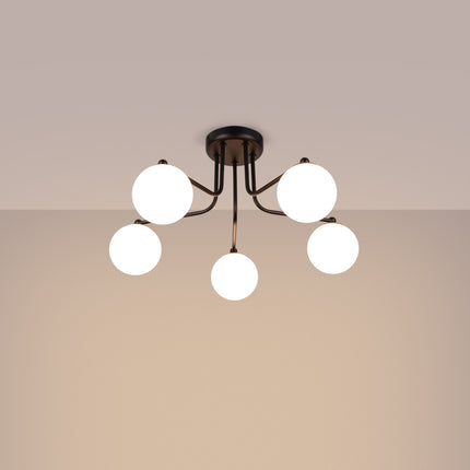 plafonnier 5 globes opale sur bras noir, lumière allumée