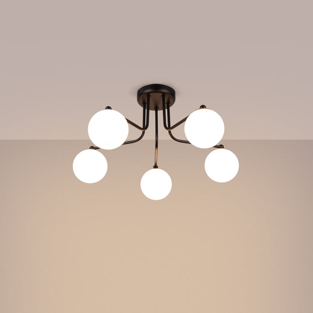 plafonnier 5 globes opale sur bras noir, lumière allumée