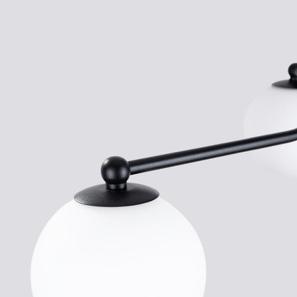plafonnier 5 globes opale sur bras noir, vue de détail