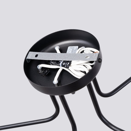 plafonnier 5 globes opale sur bras noir, packshot de trois quarts