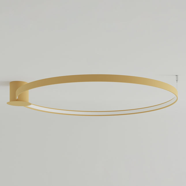 Plafonnier Anneau Solis 110 cm doré, anneau fixé au plafond vu de trois quarts