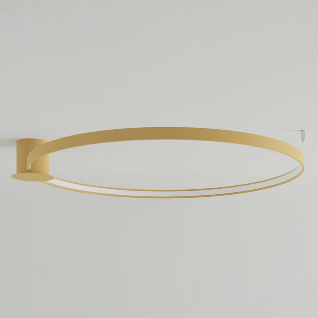 Plafonnier Anneau Solis 110 cm doré, anneau fixé au plafond vu de trois quarts