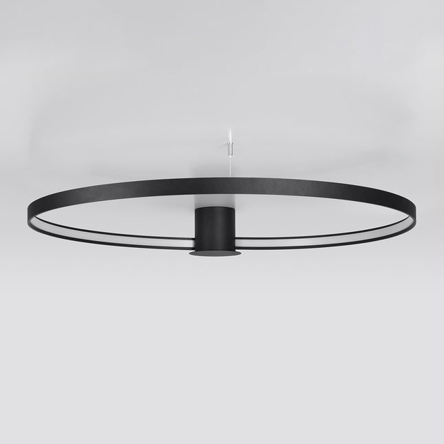 Plafonnier Anneau Solis 110 cm noir, anneau fixé au plafond vu de trois quarts