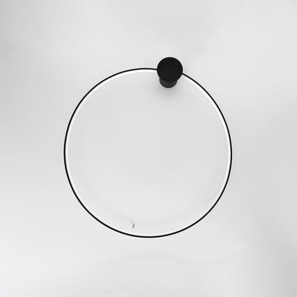 Anneau Solis 110 cm noir vu de face, cercle graphique au plafond