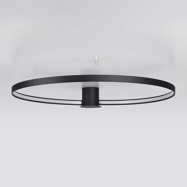 Plafonnier Anneau Solis 110 cm noir, anneau fixé au plafond vu de trois quarts