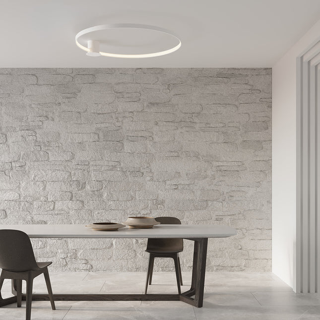 Plafonnier Anneau Solis 55 cm blanc allumé au plafond d'une salle à manger contemporaine