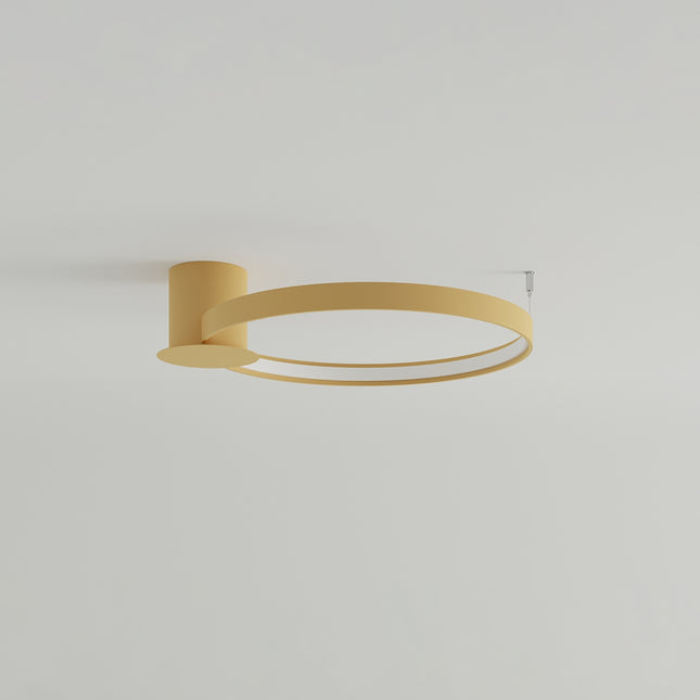 Plafonnier Anneau Solis 55 cm doré, anneau fixé au plafond vu de trois quarts