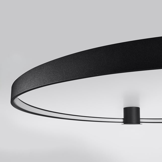 Plafonnier Anneau Solis 55 cm noir, anneau fixé au plafond vu de trois quarts