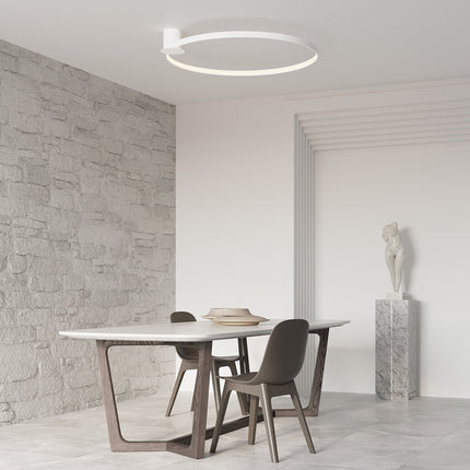 Plafonnier Anneau Solis 78 cm blanc au-dessus d'une table à manger dans un séjour épuré