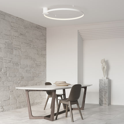 Plafonnier Anneau Solis 78 cm blanc au-dessus d'une table à manger dans un séjour épuré